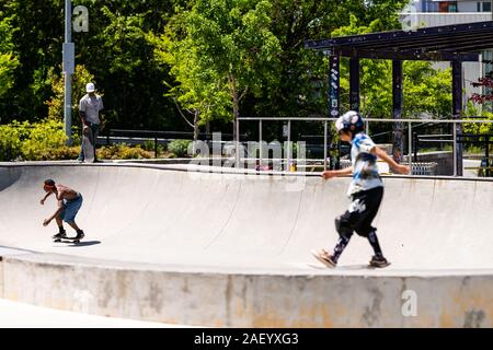 Atlanta, USA - 20. April 2018: Historische vierte Station Skate park Rampe in Georgien Downtown City mit Jungen Skating und Leute, Sport Stockfoto