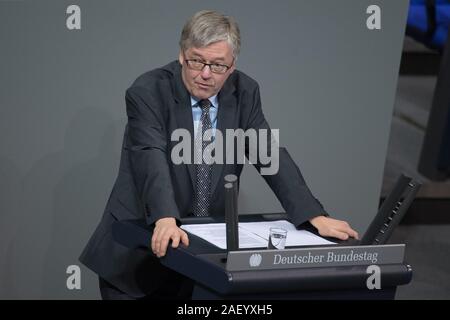 Berlin, Deutschland. 11 Dez, 2019. Hans-Peter Bartels (SPD), Bundestag Kommissar für Streitkräfte, wird seinen Jahresbericht 2018 im Plenum des Deutschen Bundestages. Quelle: Jörg Carstensen/dpa/Alamy leben Nachrichten Stockfoto