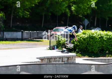 Atlanta, USA - 20. April 2018: Historische vierte Station Skatepark bowl in Georgien Downtown City mit Jungen skating Springen der Luft Stockfoto