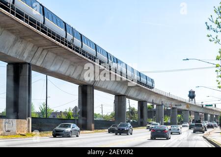 Atlanta, USA - 20. April 2018: Metropolitan Atlanta Rapid Transit Authority Marta U-Bahn öffentliche Verkehrsmittel auf Überführung außerhalb mit Autos tra Stockfoto