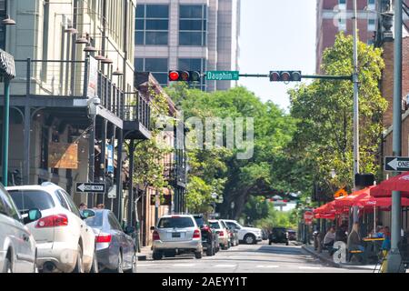 Mobile, USA - 21. April 2018: Altstadt Dauphin street in Alabama berühmten südlichen Stadt Stadt mit Autos geparkt und rotes Licht Stockfoto