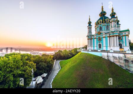 Kiew, Ukraine - 12. August 2018: Die hohen Winkel Weitwinkelansicht auf St Andrew's Church Sommer Sonnenuntergang Sonne am Horizont während der Bauphase renovierung Gerüst Stockfoto