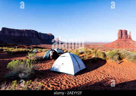 Monument Valley, USA - 12. August 2019: Menschen bei der Ansicht Campingplatz mit Zelten und berühmten fäustlinge Butte mesa Formationen Canyons bei Sonnenuntergang in Ari Stockfoto