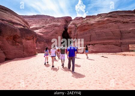 Seite, USA - 10. August 2019: Navajo Tribal tours Leute Gruppe Eingabe Upper Antelope Slot Canyon in Arizona wandern anzeigen Stockfoto