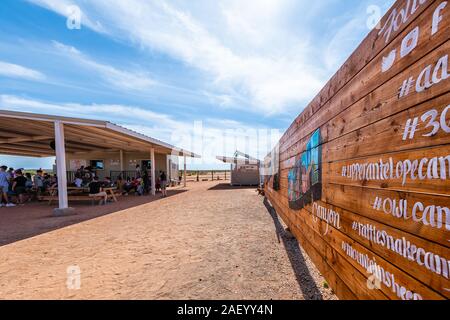 Seite, USA - 10. August 2019: Zeichen Weitwinkel closeup für Navajo Tribal abenteuerliche Photo Tours Büro für Upper Antelope Slot Canyon in Arizona und pe Stockfoto