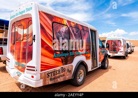 Seite, USA - 10. August 2019: Viele bunte Busse für Navajo Tribal abenteuerliche Foto Touren an der Upper Antelope Slot Canyon in Arizona Stockfoto