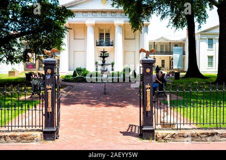 Little Rock, USA - Juni 4, 2019: Old State House Museum Gebäude Capitol Gebäude Eingang mit klassizistischen Säulen Architektur mit Springbrunnen Stockfoto