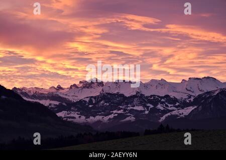 Schweizer Alpen in der Nähe von Luzern, Schweiz, im Schnee bei einem wunderschönen Sonnenaufgang mit den Himmel in Brand. Stockfoto