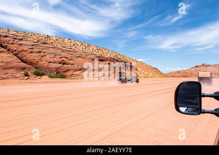 Seite, USA - 10. August 2019: Shuttle Bus auf die unbefestigte Straße nach Navajo Tribal abenteuerliche Foto Touren an der Upper Antelope Slot Canyon in Arizona Stockfoto