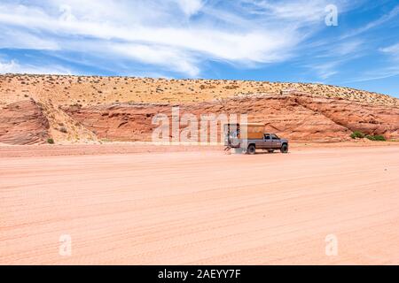 Seite, USA - 10. August 2019: Bus Shuttle auf der Straße für Navajo Tribal abenteuerliche Foto Touren an der Upper Antelope Slot Canyon in Arizona Stockfoto