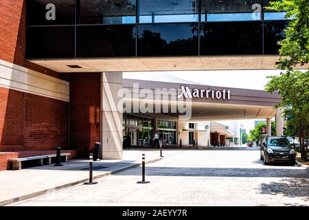 Little Rock, USA - Juni 4, 2019: Marriott Hotel Schild auf Gebäude in der Hauptstadt von Arkansas mit Eingang Straße Straße Stockfoto