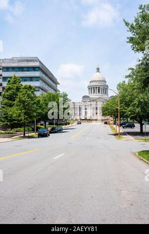 Little Rock, USA - Juni 4, 2019: State Capitol von Arkansas an sonnigen Sommertagen mit Straße Straße und Autos geparkt Stockfoto