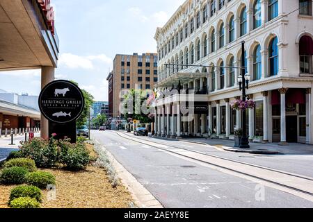 Little Rock, USA - Juni 4, 2019: Capital Hotel Schild auf Gebäude in Arkansas City und das Erbe Grill Steak und Fin Bar von Street Stockfoto