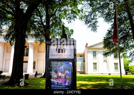 Little Rock, USA - Juni 4, 2019: Old State House Museum Gebäude Capitol Building Eingangsschild mit klassizistischen Säulen Architektur mit Wasser foun Stockfoto