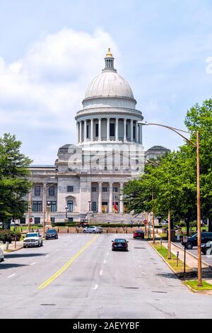 Little Rock, USA - Juni 4, 2019: State Capitol von Arkansas Gebäude an sonnigen Sommertagen mit Straße Straße und Autos geparkt Stockfoto