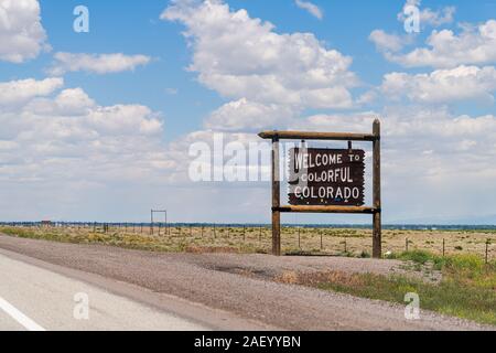 Antonito, USA - Juni 20, 2019: Willkommen in der bunten Colorado Zeichen Ansicht von der Straße Autobahn 285 mit der Grenze zu New Mexico im Sommer Stockfoto