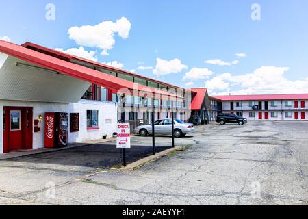 Antonito, USA - Juni 20, 2019: Highway 285 in Colorado mit am Straßenrand alten Vintage Stadt Gebäude für schmale guage Eisenbahn Inn Motel Hotel Stockfoto