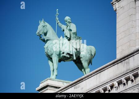 Bronzene Reiterstatue des Königs Saint Louis IX auf der Außenseite der Basilika Sacre Coeur in Paris, Frankreich Stockfoto