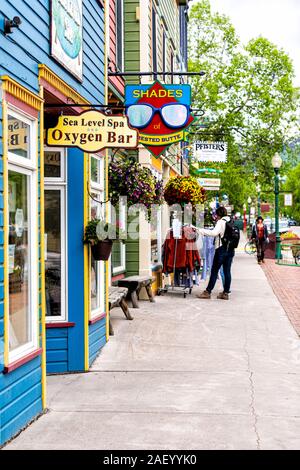 Crested Butte, USA - Juni 21, 2019: Colorado bunte Dorf store Shopping downtown Store im Sommer mit Vorzeichen Eingang für Meereshöhe spa Oxygen Bar Stockfoto