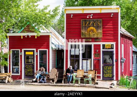 Crested Butte, USA - Juni 21, 2019: Colorado bunte Dorf stores Shopping in der Innenstadt im Sommer an der Hauptstraße mit roten Gebäude Restaurant Stockfoto