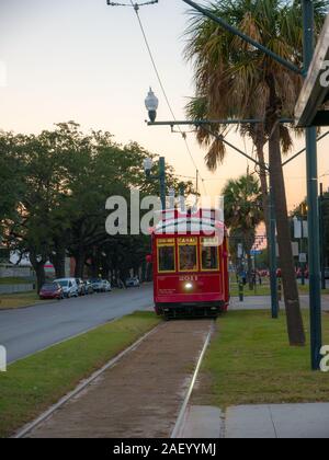 New Orleans, Louisiana, USA. Dezember 2019. Straßenbahn in der Innenstadt von New Orleans an der Canal Street. Stockfoto