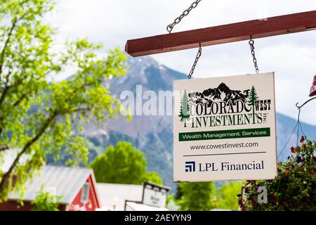 Crested Butte, USA - Juni 21, 2019: Colorado Dorf Innenstadt im Sommer auf der Elk Avenue mit Zeichen für Wealth Management Investitionen LPL finanziellen Stockfoto