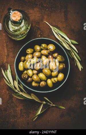 Flachbild-lay von frisch geerntete gebeizt Mediterrane Oliven und Olivenöl Stockfoto