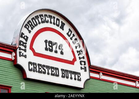 Crested Butte, USA - Juni 21, 2019: Colorado Dorf Stadt Innenstadt im Sommer mit Fire Protection District Gebäude Zeichen closeup Stockfoto