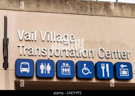 Vail, USA - 29. Juni 2019: Kleines resort Colorado Stadt mit Zeichen für Dorf Transportation Center und Symbole auf Gebäude closeup Stockfoto