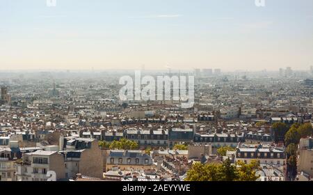 Stadtbild von Paris die Schritte der Basilika Sacre Coeur auf dem Montmartre, Paris gesehen. Industrielle Gebäude und Bau über Reihen von Gehäuse und Stockfoto