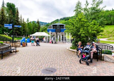 Vail, USA - 29. Juni 2019: Vacation Resort Stadt Dorf in Colorado mit Menschen zu Fuß sitzt im Park mit dem Skilift Park Stockfoto