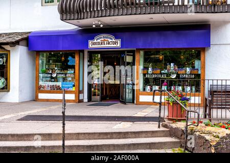 Vail, USA - 29. Juni 2019: Schweizer Stil Skiort in Colorado mit Rocky Mountain Chocolate Factory Shop Restaurant auf Gore Creek Drive Stockfoto