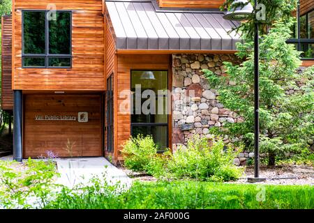 Vail, USA - 29. Juni 2019: Skiort in Colorado mit closeup Zeichen für öffentliche Bibliothek der modernen Architektur Gebäude Stockfoto