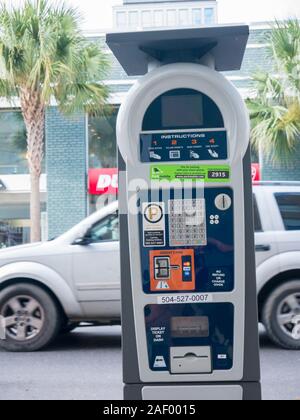 New Orleans, Louisiana, USA. Dezember 2019. Parkplätze für Autos in der Innenstadt von New Orleans. Stockfoto