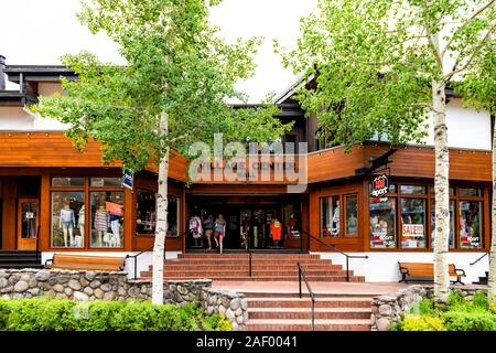 Vail, USA - 29. Juni 2019: Schritte, die auf der Straße im Einkaufszentrum in Colorado Zeichen für Dorfzentrum im Sommer und Aspen Bäume Stockfoto