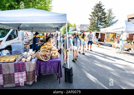 Aspen, USA - Juli 6, 2019: Verkäufer, die Backwaren Brot am Stand in Farmers Market Stall mit Menschen zu Fuß in Outdoor Sommer Straße Stockfoto