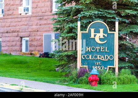 Glenwood Springs, USA - 10. Juli 2019: historische Innenstadt Straße mit grünen Zeichen für berühmte Hotel Colorado und niemand im Sommer Stockfoto