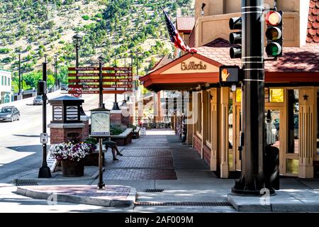 Glenwood Springs, USA - 10. Juli 2019: Historische Straße Bürgersteig in Colorado Grand Avenue und Farren Zeichen für Clothing Store Stockfoto