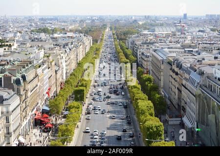 Blick vom Arc de Triomphe in Paris, auf der Avenue des Champs-Elysees, gegenüber dem Louvre Stockfoto