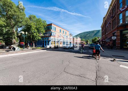 Aspen, USA - Juli 6, 2019: Stadt in Colorado mit Vintage Backstein Architektur auf der Straße sonnigen Tag Weitwinkelaufnahme mit Menschen im Sommer Stockfoto