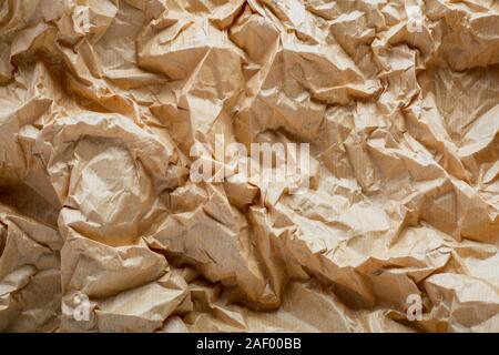 Zerknittertes Papier Handwerk Hintergrund. Creme Papier Textur. Abstrakte Textur Foto Hintergrund. Alte zerknitterte Seite leer Muster für Design. Stockfoto