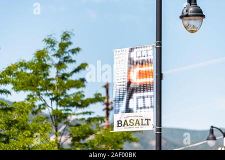 Basalt, USA - Juli 14, 2019: Nahaufnahme von Zeichen Banner auf Lamp Post für die historische Innenstadt von der kleinen Stadt Stadt in Outdoor Sommer Straße Stockfoto