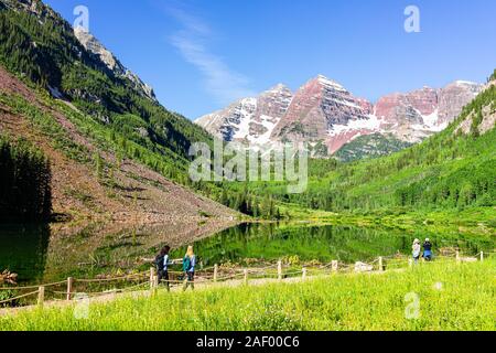 Aspen, USA - 19. Juli 2019: Maroon Bells See in Colorado mit touristischen Menschen im Sommer auf dem Weg weg weg großem Betrachtungswinkel Stockfoto