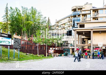 Aspen, USA - Juni 24, 2019: Snowmass Village Stadt in Kolorado Innenstadt mit Informationen unterzeichnen und Westin Hotel Gebäude Exterieur im Sommer Stockfoto