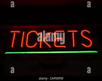 Leuchtend rote neon Tickets anmelden Stockfoto