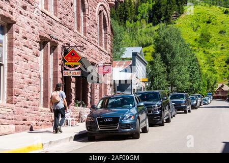 Telluride, USA - 14. August 2019: Kleine Stadt Dorf in Colorado mit historischen Architektur auf der Straße Berg im Sommer mit Store anmelden und Peop Stockfoto