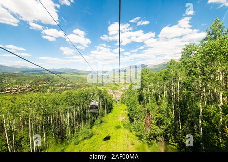 Telluride, USA - 14. August 2019: Kleine Stadt in Colorado mit hohen breiten Winkel über Blick auf die Stadt Stadtbild von der kostenlosen Gondel zum Bergdorf in Su Stockfoto