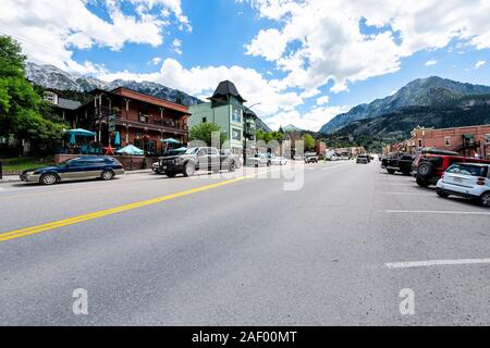 Ouray, USA - 14. August 2019: Kleine Stadt Dorf Weitwinkelaufnahme in Colorado mit Stadt Hauptstraße und San Juan Berge viele Autos Stockfoto