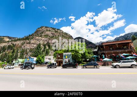 Ouray, USA - 14. August 2019: Kleine Stadt Dorf Weitwinkelaufnahme Straßenbild in Colorado mit Stadt Hauptstraße und San Juan Mountains Stockfoto