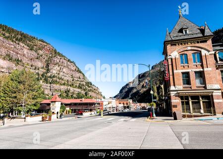 Ouray, USA - 13. September 2019: Kleine Stadt in Colorado mit Stadt Hauptstraße und großem Betrachtungswinkel von Hotel Schild historische Architektur Gebäude Stockfoto